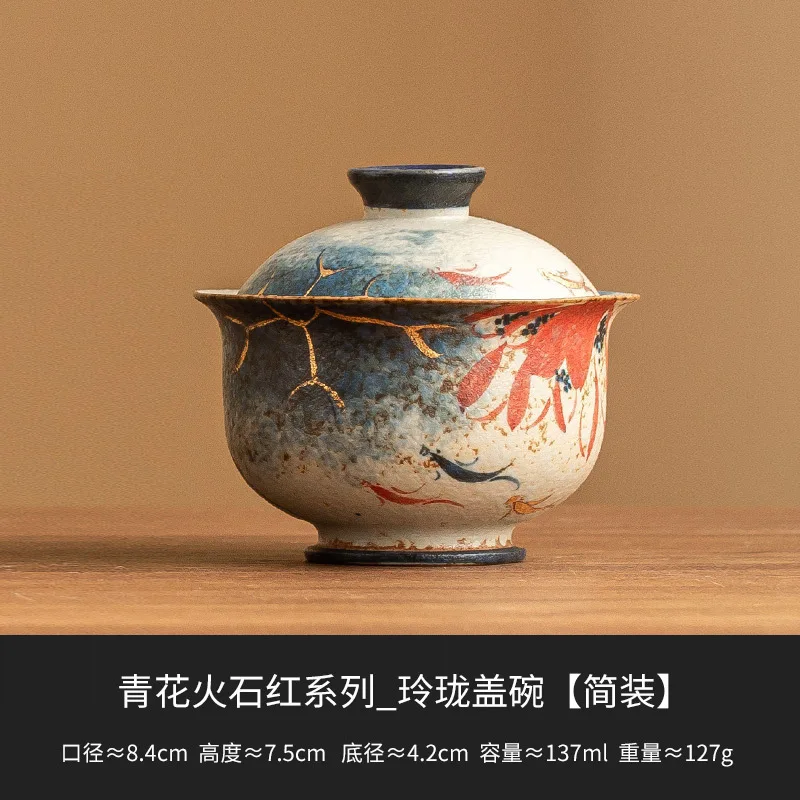 كوب شاي بغطاء أحمر من حجر النار باللونين الأزرق والأبيض مع تصميم ذهبي لوتس وكوي على شكل سمكة، وعاء شاي بغطاء، كونغ من السيراميك