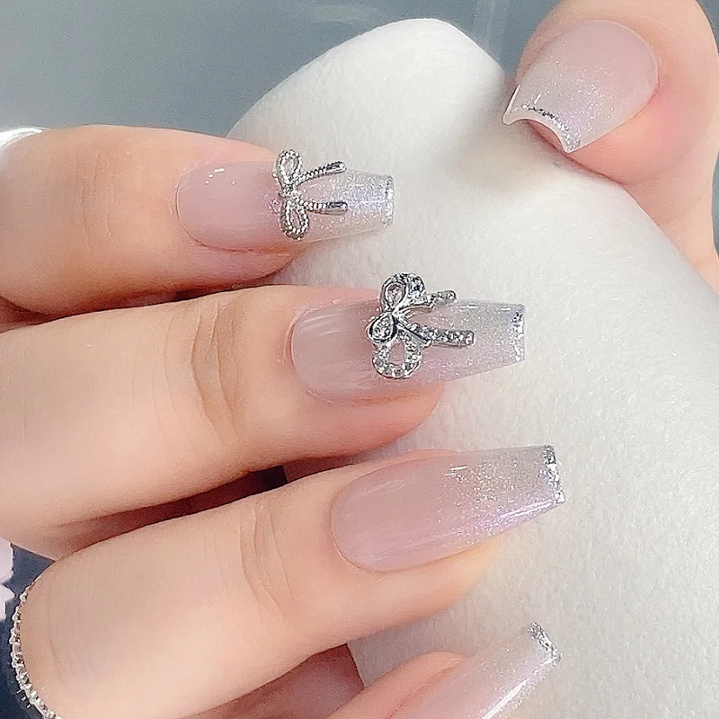 TSZS-Prata Bowknot Fita Nail Art Encantos Jóias, Bowknot 3D, cinza Rhinestones, 3D Bow Shaped Liga Decoração prego, 10pcs