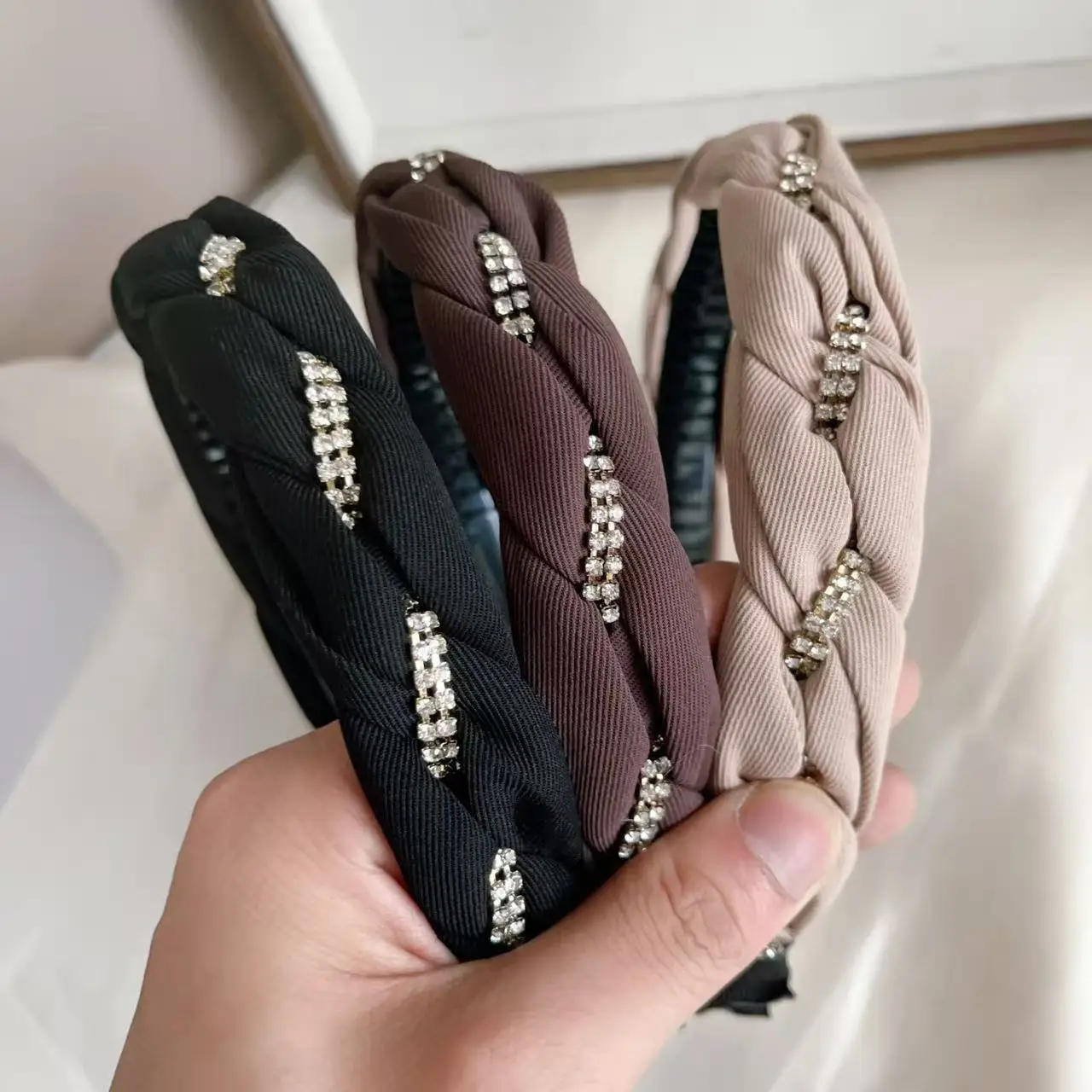 

High-end Women's Hair Accessories with Wide, Non-slip Beaded Chain and High Crown Headband