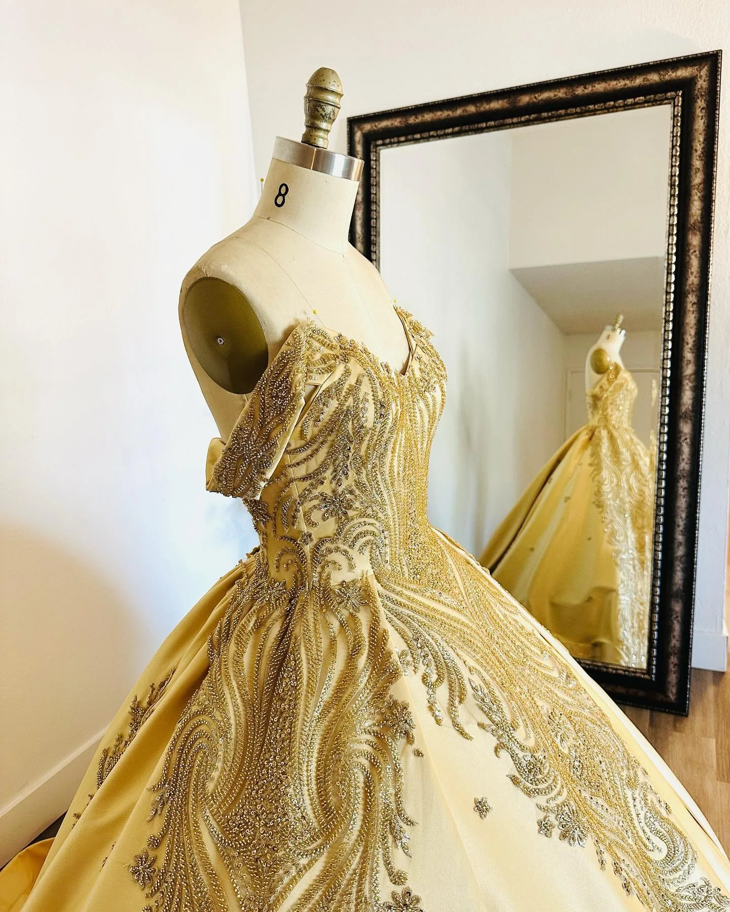 Gold Satin Beaded Luxury Sweet 16 Dress Quinceanera Dresses for Juniors Off Shoulder Ball Gown Vestidos De 15 Quinceañera