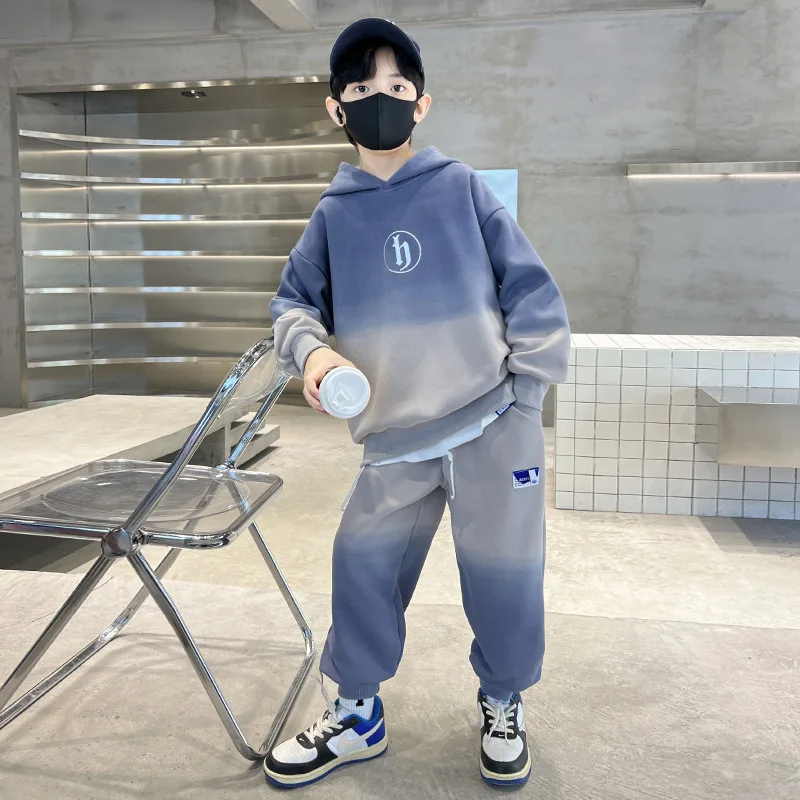 

Boys' sweatshirt set for spring and autumn 2025 New style: Cool and stylish for middle and large sporty autumn wear trend