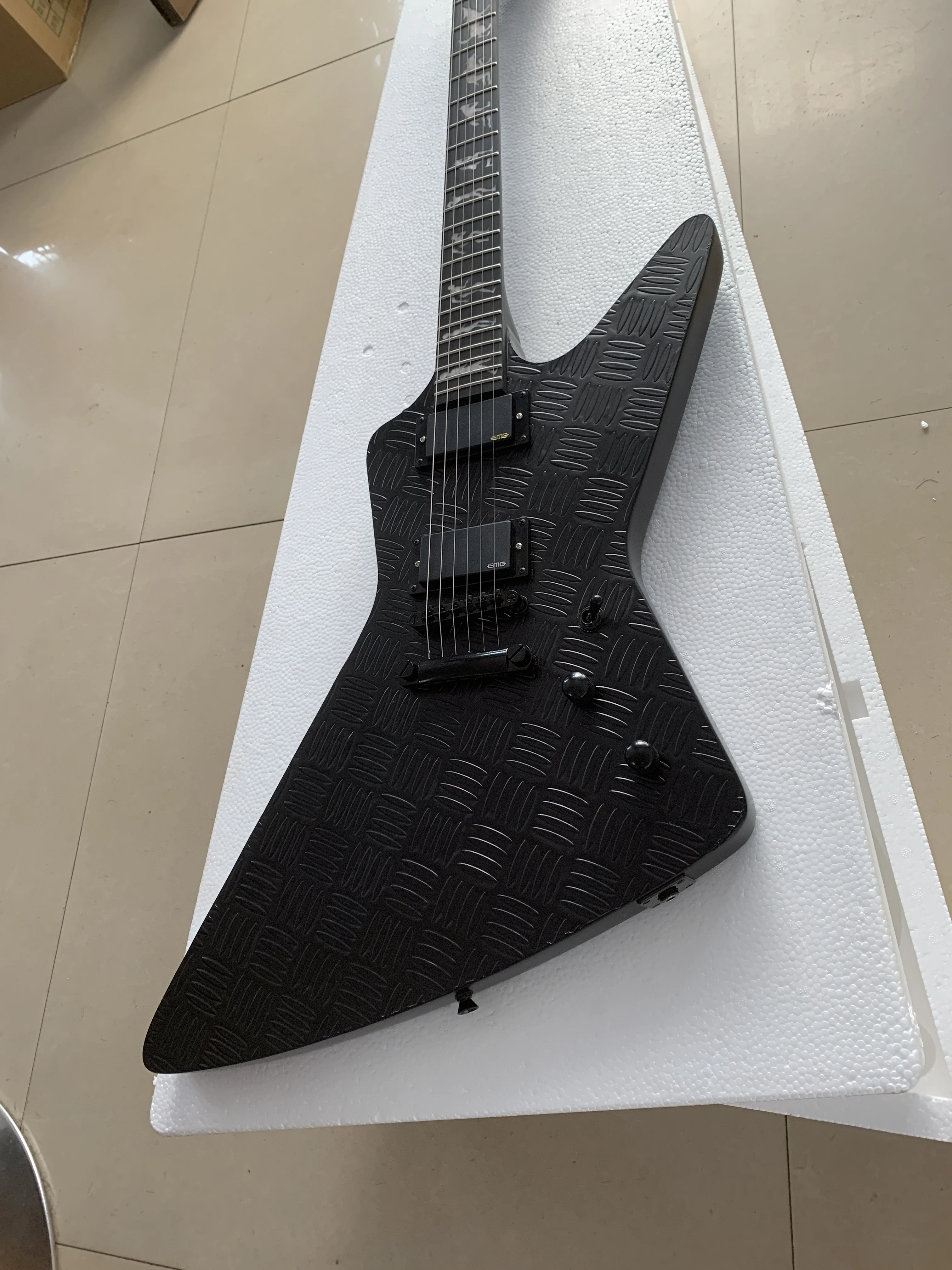 High quality Goose 6 string electric guitar, special skid board veneer, black hardware, free shipping