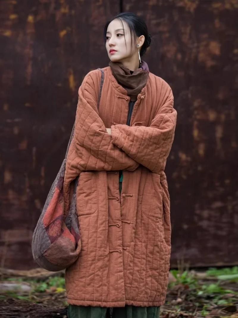 

Новая хлопково-льняная куртка в китайском стиле для женщин, зима 2025, длинная толстая хлопковая одежда Ramie, стеганое пальто на пуговицах в стиле ретро w960