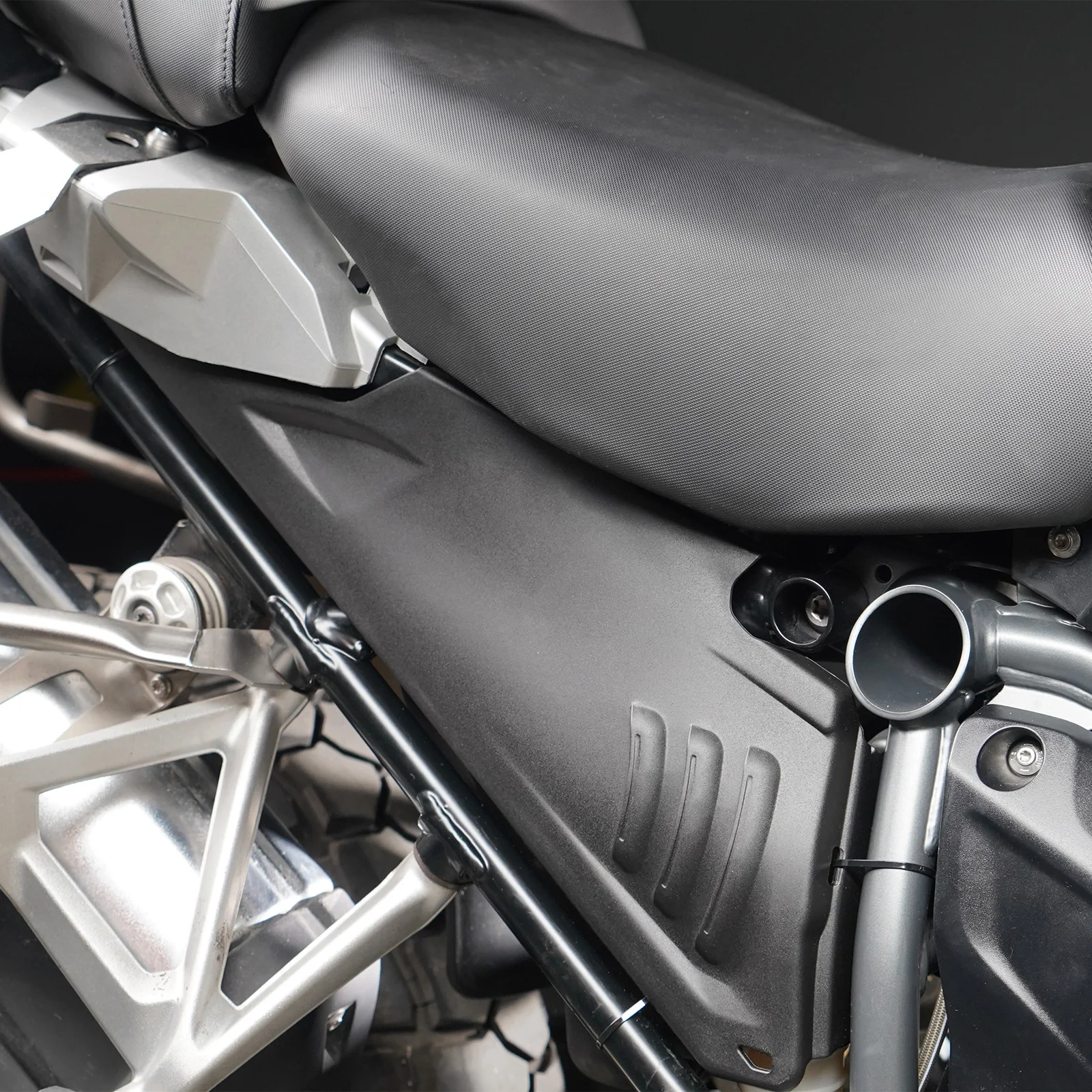 لسيارات BMW R1250GS R1200GS NICECNC الإطار الخلفي الجانب لوحة الحرس يغطي لسيارات BMW R 1200 GS 2013-2018 R 1250 GS R1250GS 2018-2023