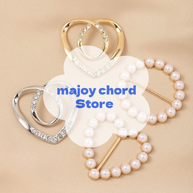 

Пряжка в форме сердца с жемчугом и стразами на подоле рубашки — волшебный инструмент для крепления шарфов