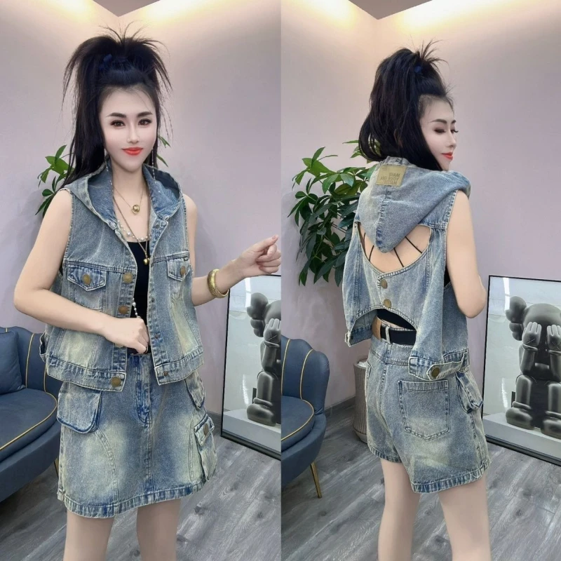 

Летний модный джинсовый комплект из двух предметов: женский жилет без рукавов с капюшоном и открытой спиной + короткая юбка А-силуэта с высокой талией