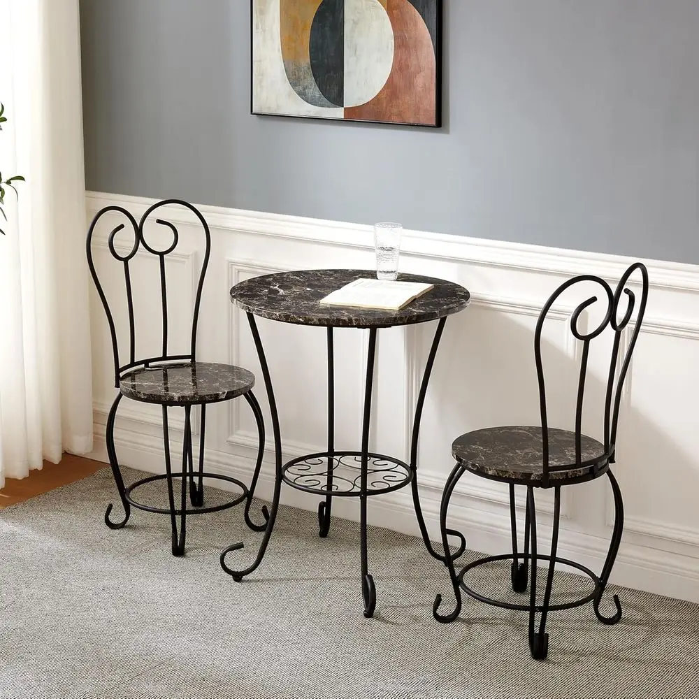 Set da bistrot da interno vintage in stile francese: tavolo rotondo in aspetto marmo con struttura dorata e sedie marroni