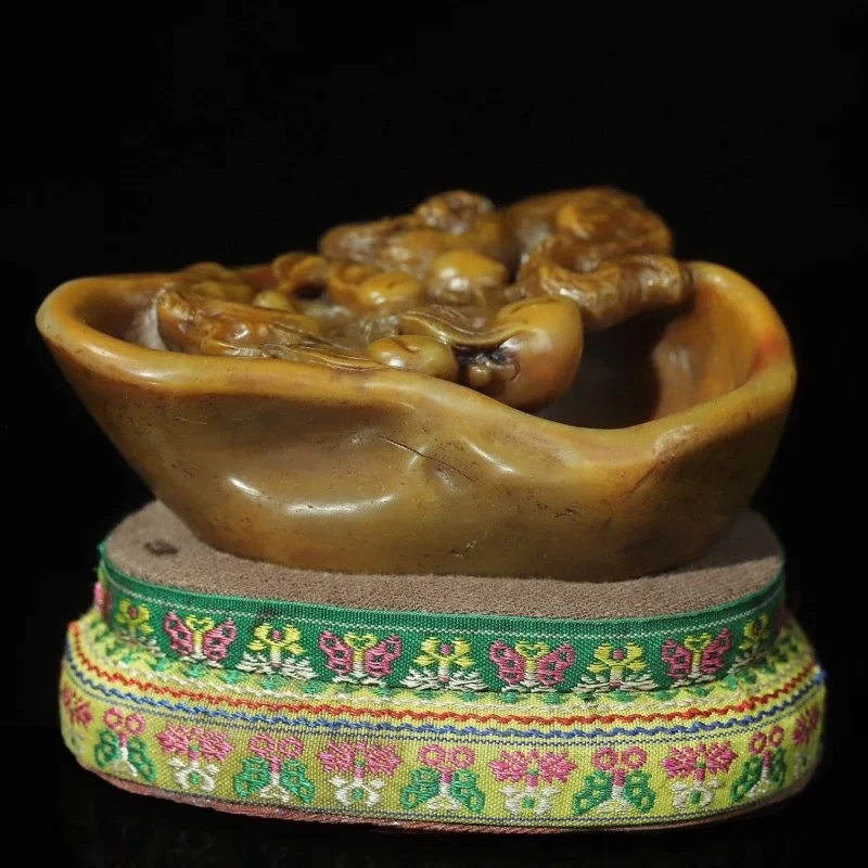 Purely hand-carved Shoushan stone seal. Monkey picks fairy peach
