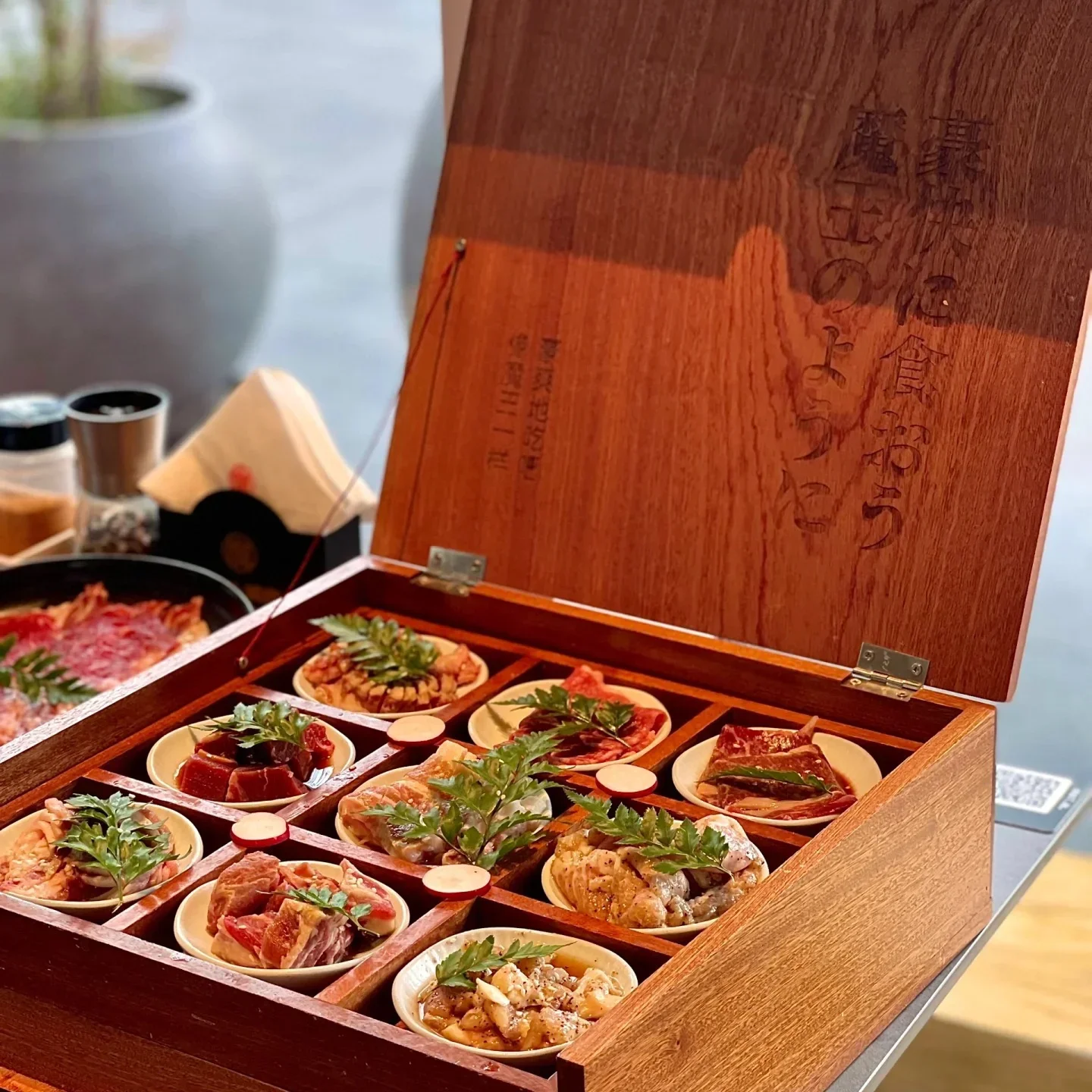

Японская кухня, деревянная коробка для сашими с крышкой, коробка для рыбы, коробка для лосося, деревянная коробка, коробка для тарелки из говядины, посуда для ресторана, хранение продуктов