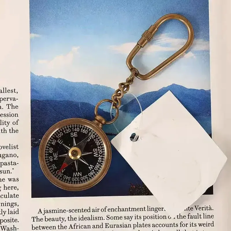 Small Portable Brass Retro Magnetic‑Needle Compass Mini Hook‑Design Pocket Tool for Outdoor Collection Navigation Gadget