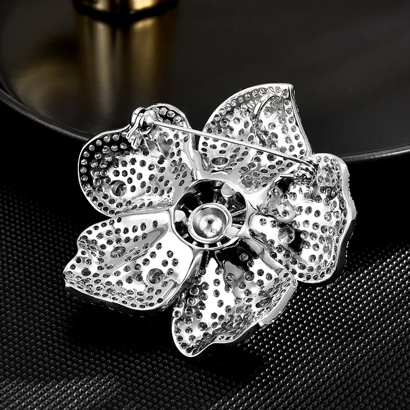 Fashion Design Luxury Full Zirconium Flowers Brooches for Women Elegant Temperament Corsage Coat Suit Accessories Simple Pins