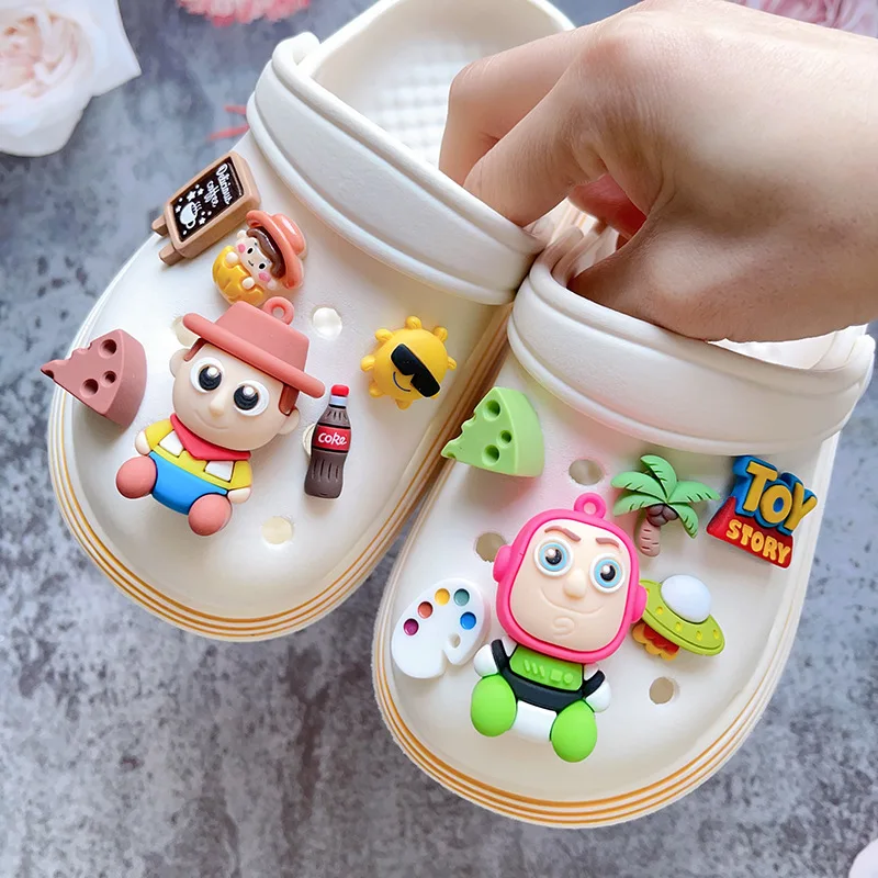 

Potdemiel Disney Buzz Woody обувь подвески мультфильм DIY садовые сандалии аксессуары для сабо украшения подарки на рождественскую вечеринку