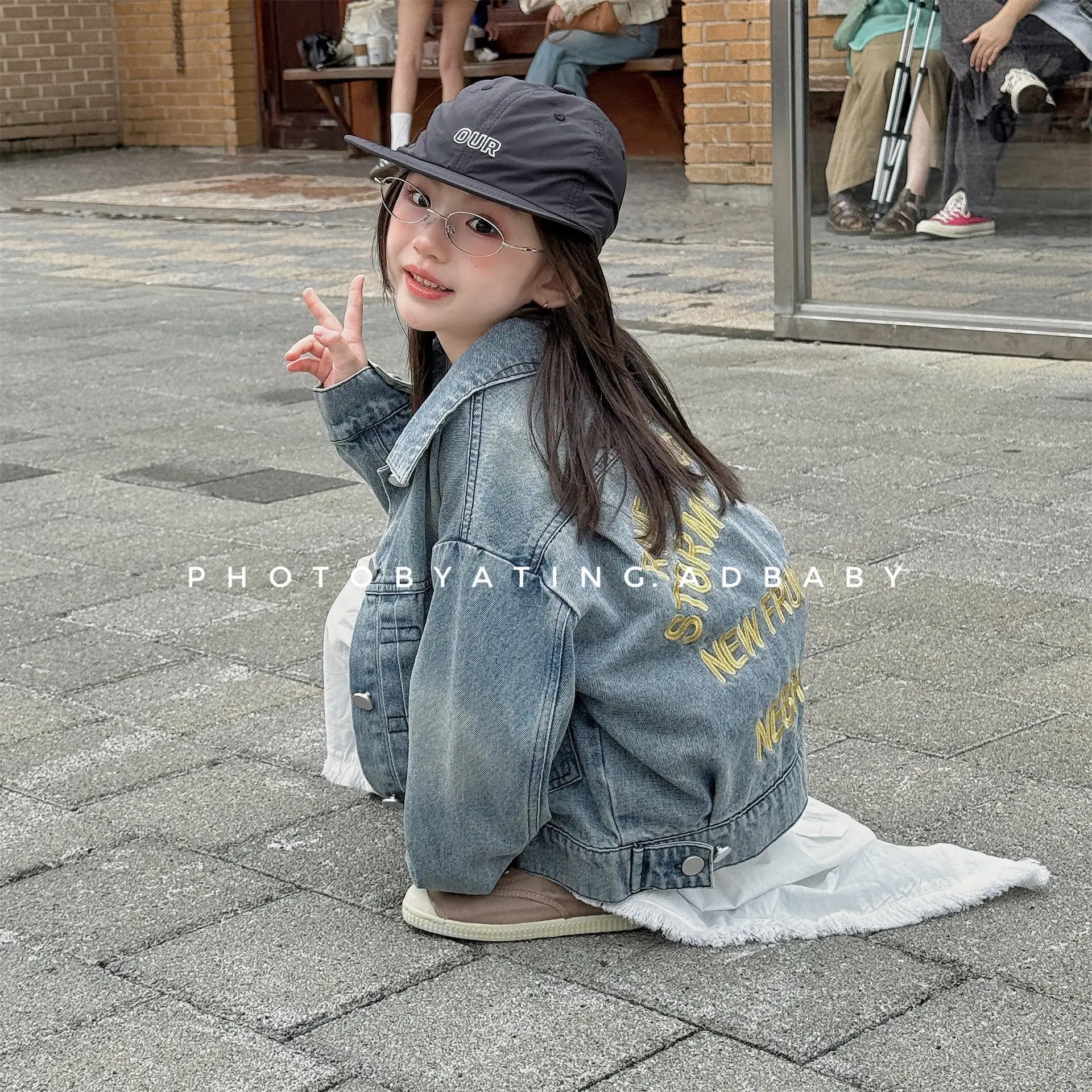 

Новая весенняя модная повседневная джинсовая куртка для девочек, 2026, детская одежда, простой универсальный джинсовый топ с вышивкой букв для девочек и мальчиков