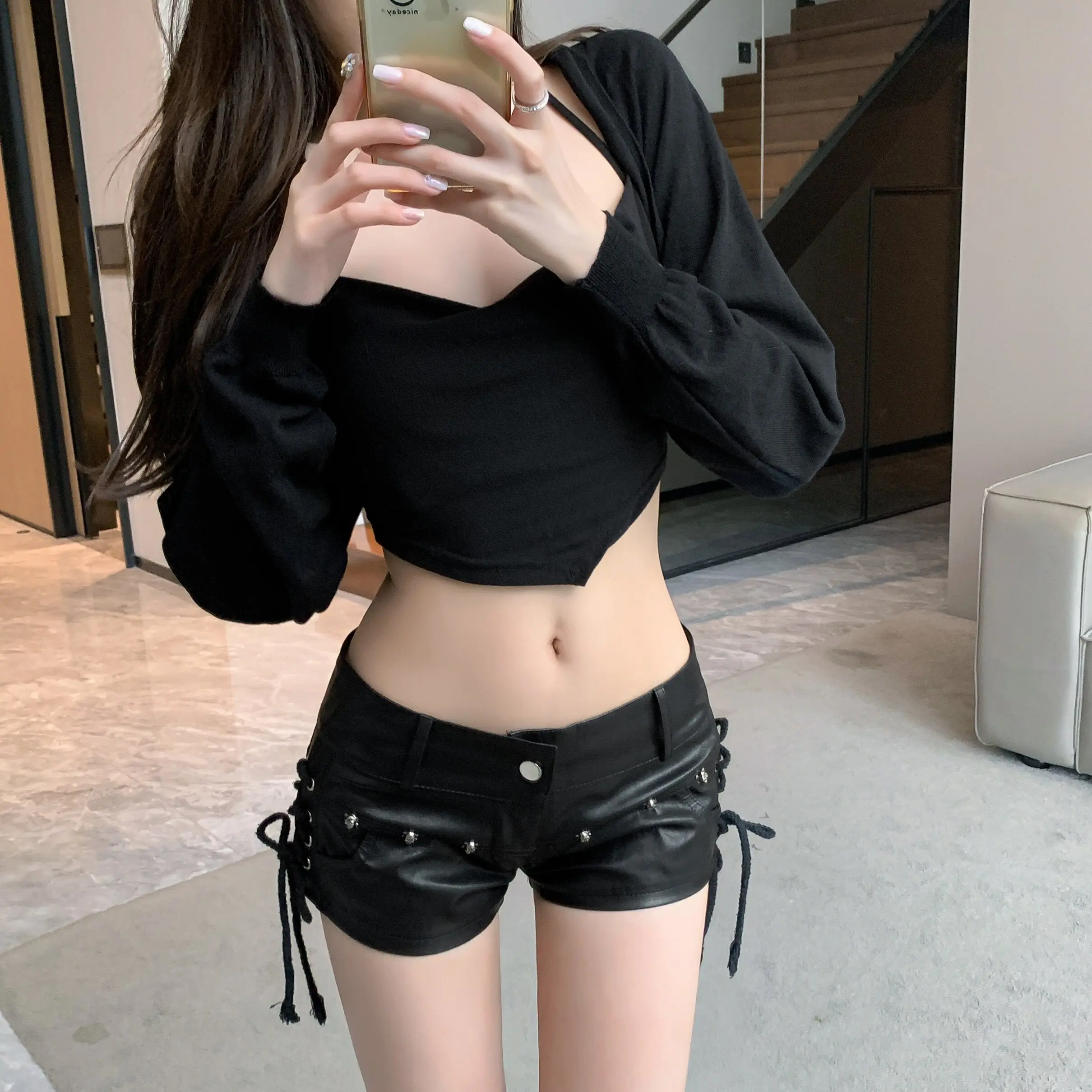 Damen Schwarze Gothic Emo Mini-Shorts Vintage 2000er Y2K Gyaru Sexy PU-Leder Stiefelshorts Niedrige Taille Hot Pants Kleidung Sommer 2026 – Detail 10
