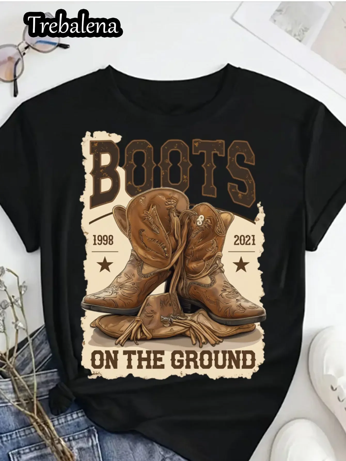 beknopte Engelse titel ervoor. Casual zomerkleding voor dames, normale lengte, pullover-ontwerp, constructie van gebreide stof