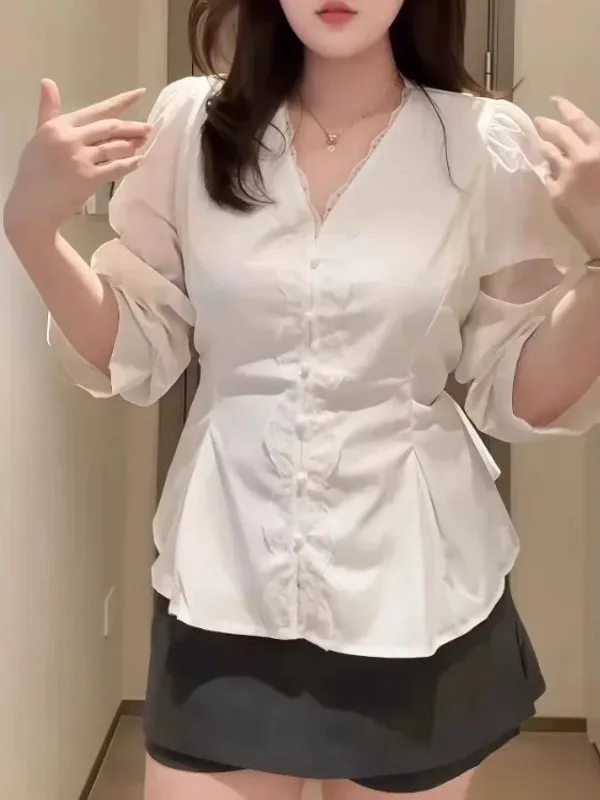 

Женская повседневная блузка больших размеров с коротким рукавом, белая, с кружевными вставками, свободного кроя, летняя, с эффектом утончения талии