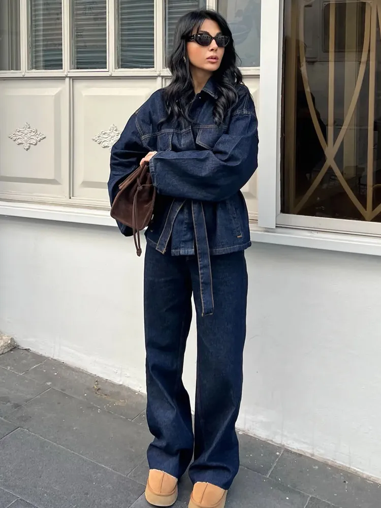 سترة RARA 2025 النسائية ذات الأكمام الطويلة بحزام من قماش الدنيم مقترنة مع مجموعة أزياء متطابقة بنطال ذو قصة أرجل واسعة لمظهر أنيق