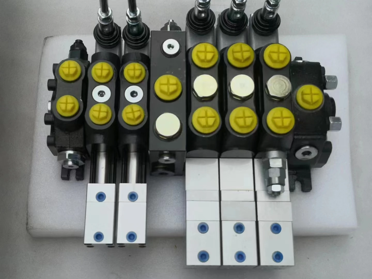 Bidirectional and multi-way hydraulic valves Manual reversing control valves