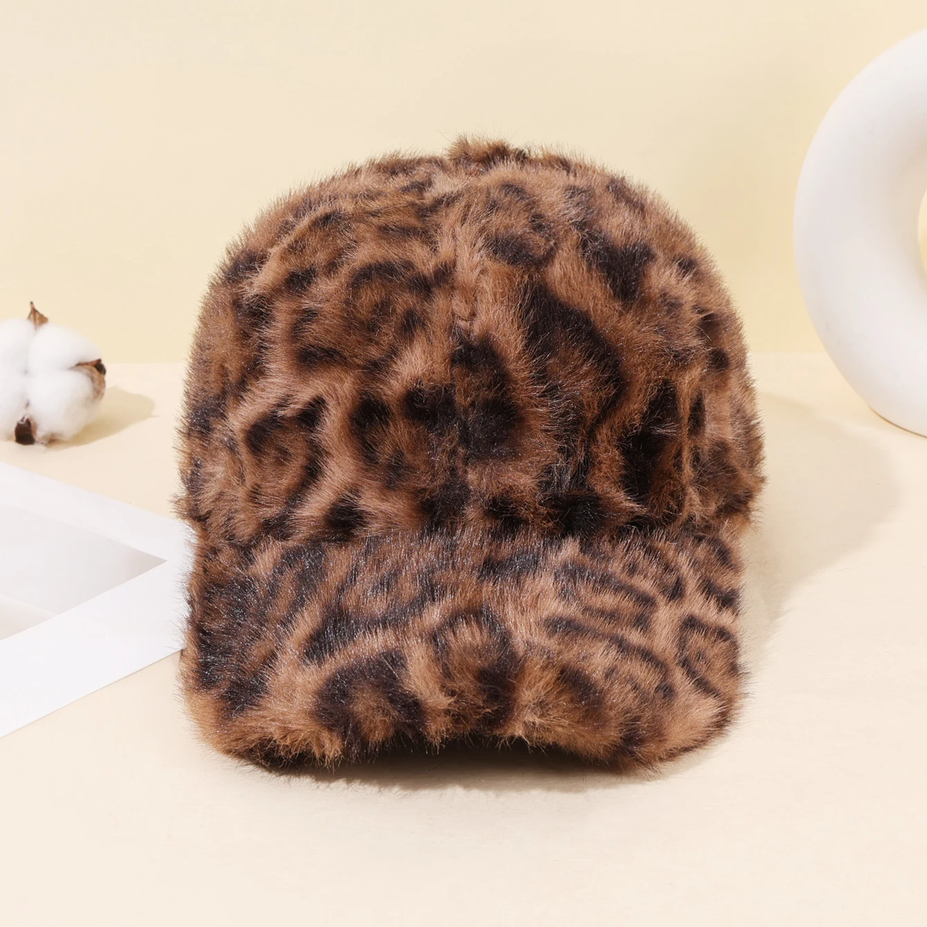 หมวกเบสบอลลายเสือดาวนุ่มสบายสำหรับฤดูใบไม้ร่วงและฤดูหนาวสำหรับผู้หญิง หมวกแก๊ปแฟชั่นอเนกประสงค์สำหรับกิจกรรมกลางแจ้ง หมวกกันแดด