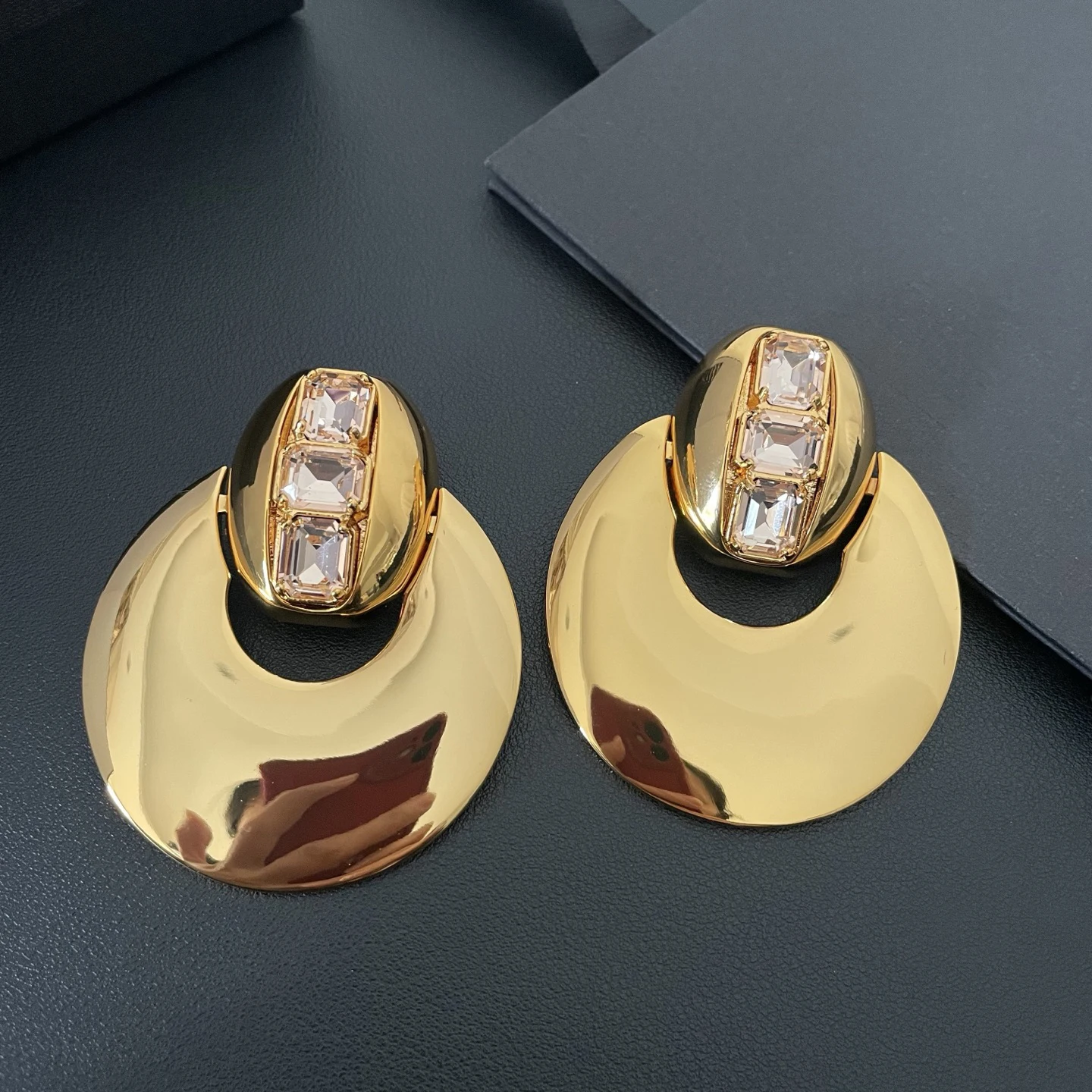 

Серьги-клипсы женские 2026 года, дизайнерские, европейские, с кристаллами, овальные, из латуни с золотым покрытием, гладкие, высшего качества, роскошные, для модных показов