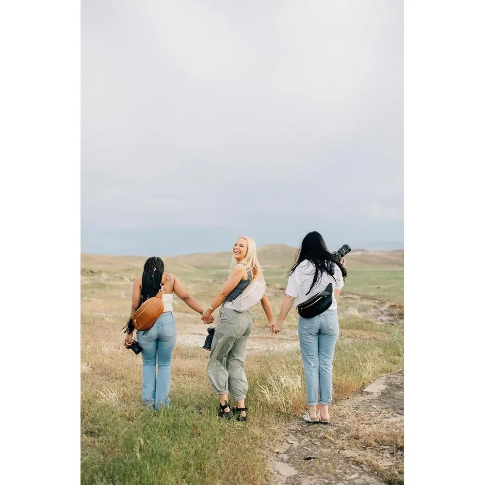 Bolso bandolera compacto de piel vegana con interior de ante, diseño manos libres, marrón