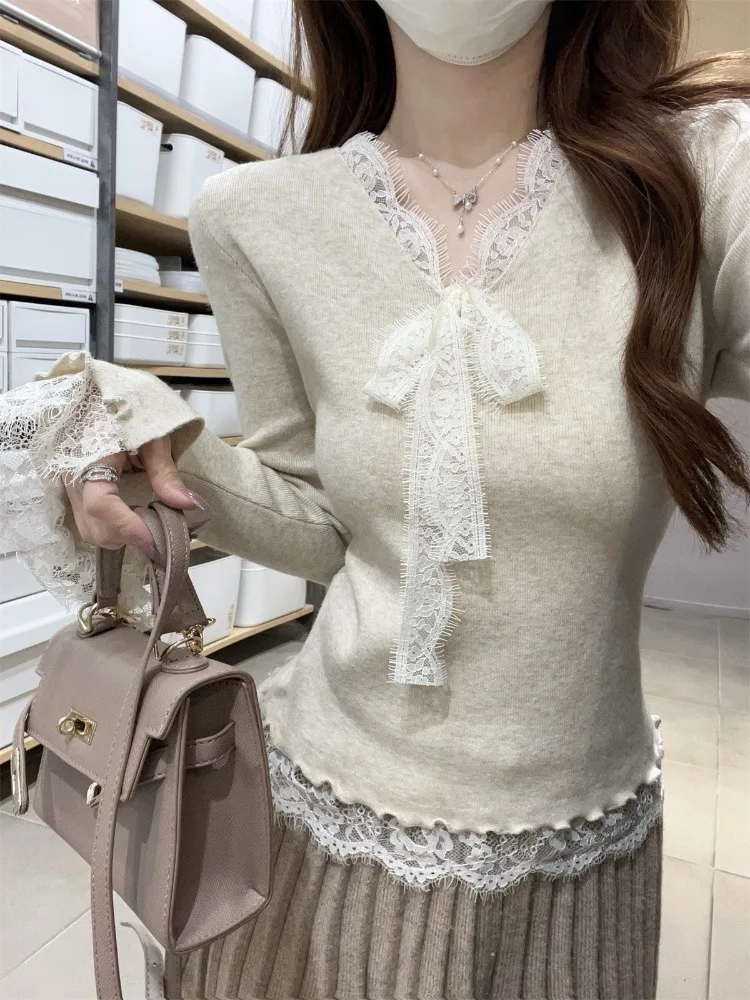 

Женский облегающий трикотажный топ с V-образным вырезом и кружевом, с длинными рукавами-колокол, для ранней весны