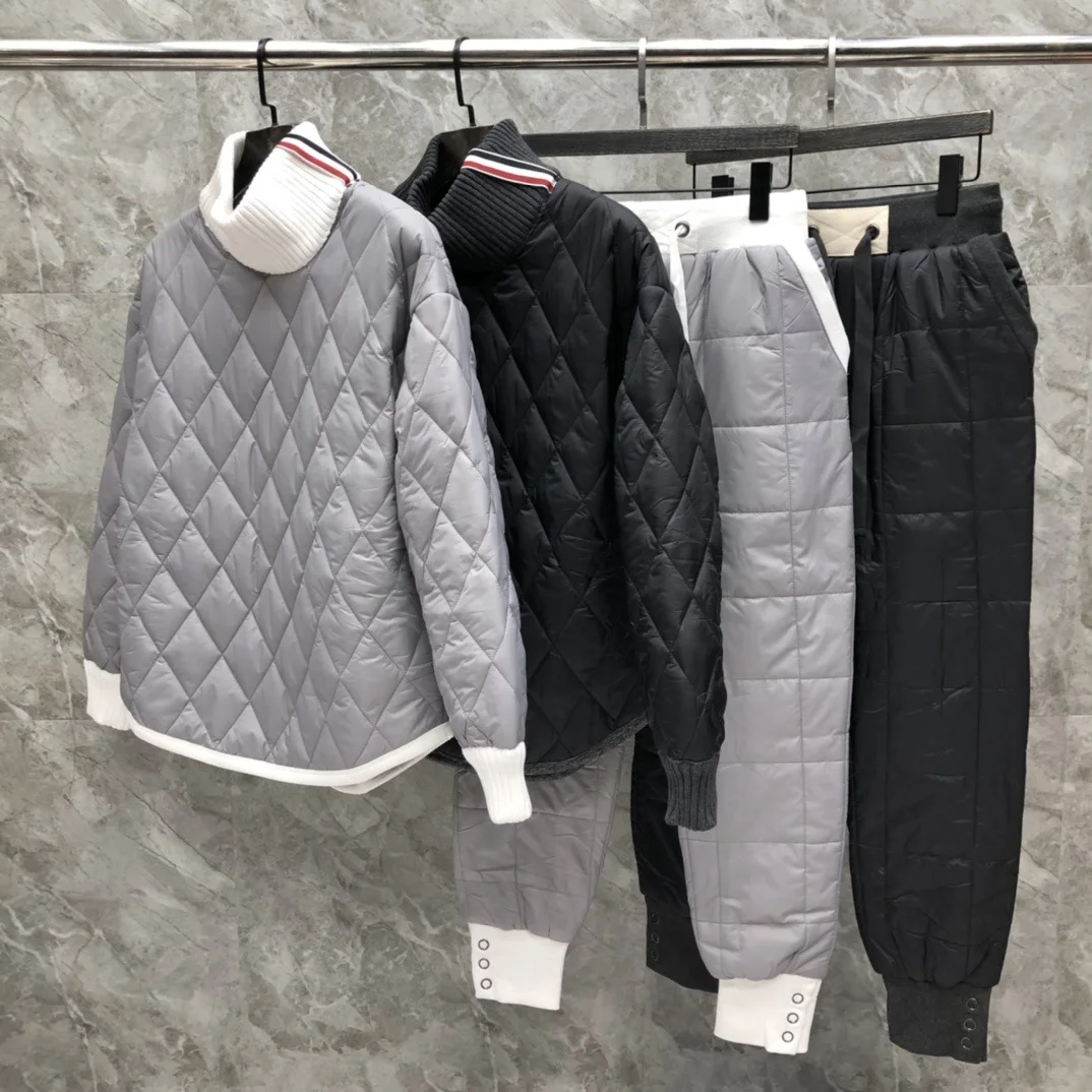 

Комплект из хлопковых брюк и куртки GD High Quality для мужчин и женщин: повседневный, теплый, с воротником и декоративной тесьмой, из хлопка.