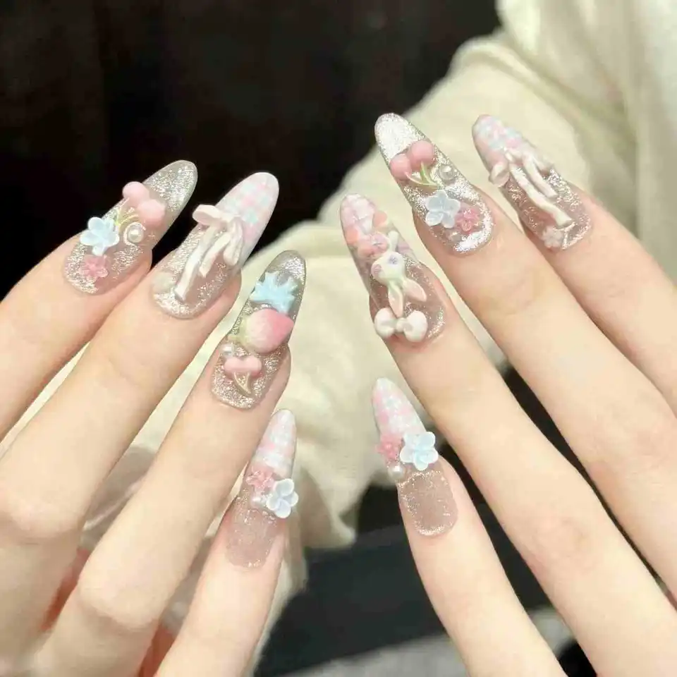 10 uñas postizas ovaladas hechas a mano, con oso floral azul claro, conejo blanco perlado y bayas, para fiestas y uso diario 2