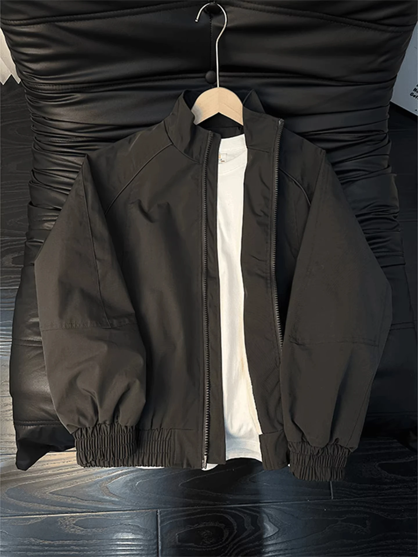 

Мужская демисезонная куртка-бомбер в американском стиле, темно-серая, с воротником-стойкой, свободного кроя, из полиэстера, с защитой от воды, ветра и грязи.