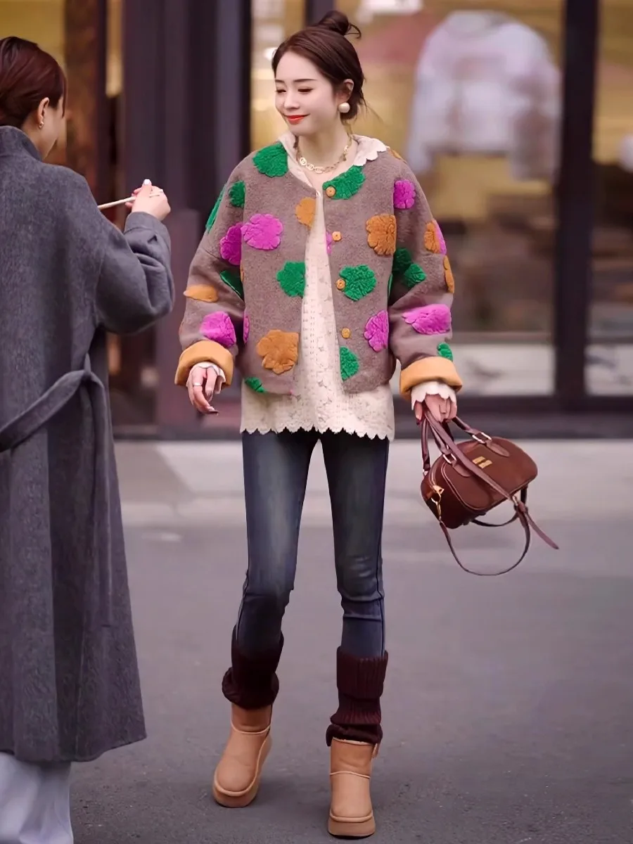 エレガントなスリムフィット花柄刺繍ジャケット、ショートスタイル、冬の新作、ユニークなデザイン、レディースラウンドネックボタン留めトップス