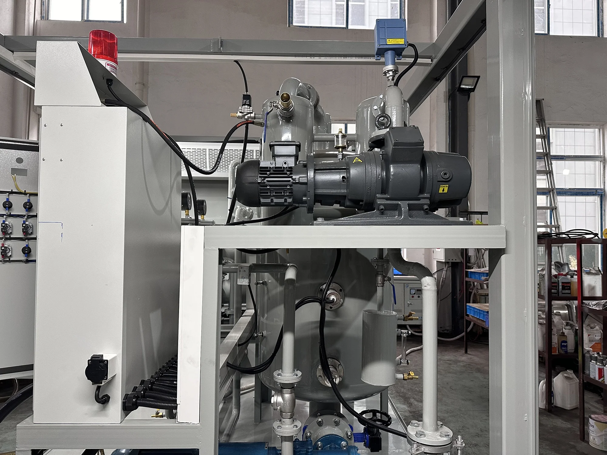 Machine de déshydratation d'huile de transformateur, système de récupération d'huile de transformateur, usine de purification d'huile de transformateur