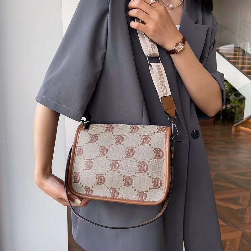 

INS Korean Version Light Luxury Small Sugar Cube Watch Women's Mori Style Simple Thin Strap Single Shoulder Crossbody Handbag