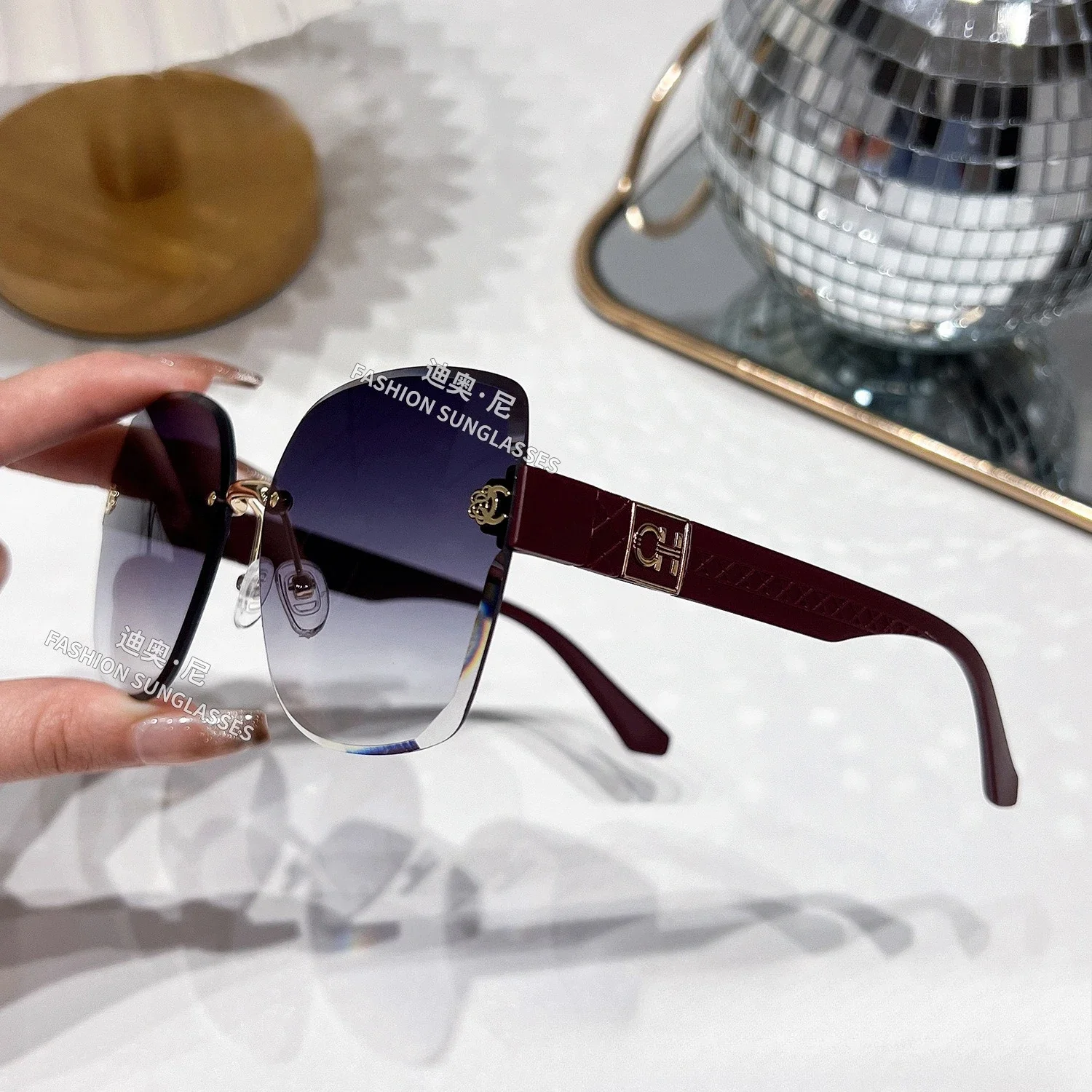 

2025 New! Xiaoxiangfeng Light Luxury Sunglasses - Fashion Crystal Trimmed, High - End, Hot on Douyin