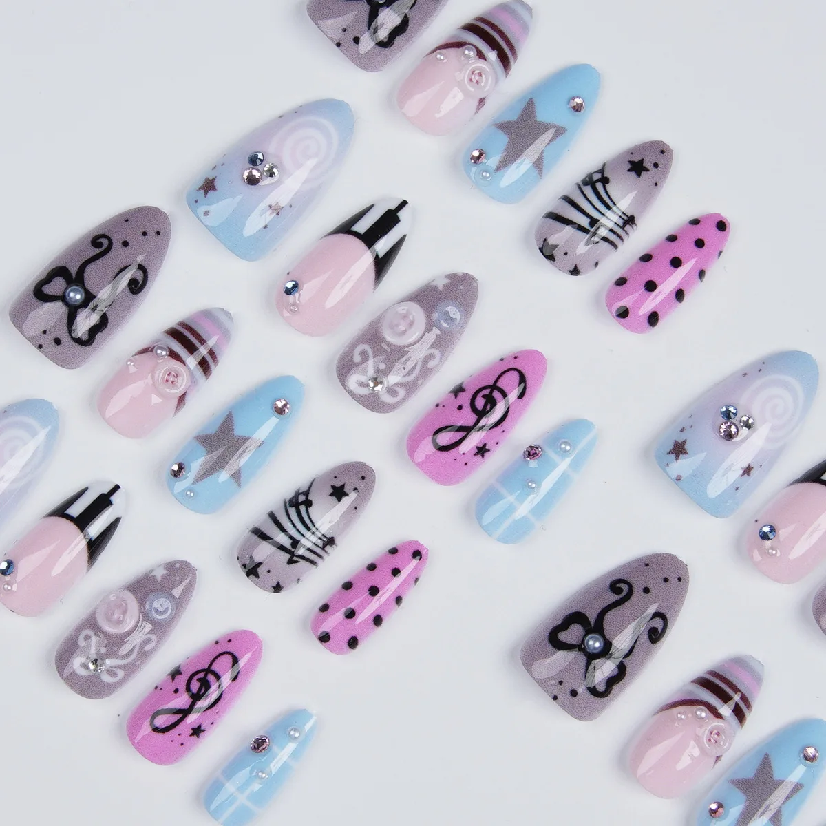 24 Stück Y2K Süße Musiknoten Aufklebenägel 3D-Knopf Schleife Stern Strass Polka Dot Künstliche Nägel Mandelförmige Falsche Nägel für Frauen – Detail 3