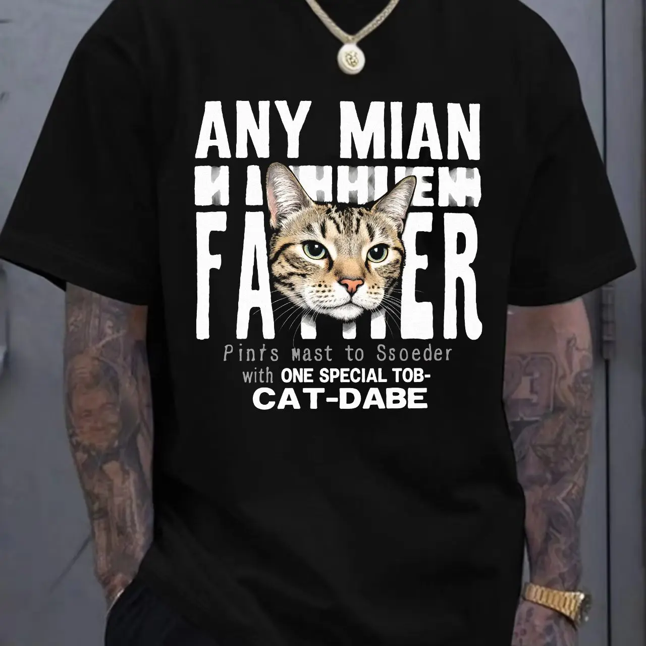 

Футболка с графическим дизайном Cat, белая футболка с круглым вырезом и короткими рукавами с коричневым котом Tabby (белая грудь, розовый нос) и Distresse