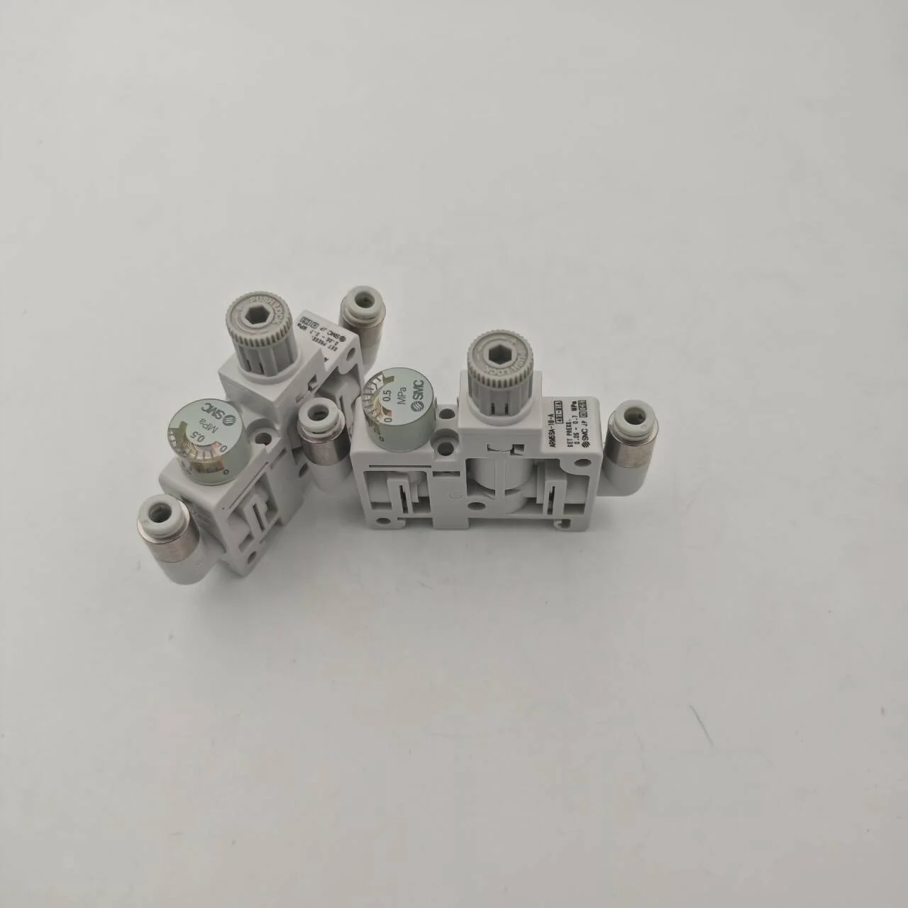 

Оригинальный небольшой пневматический редукционный клапан SMC ARM5SA-06-A ARM5SA-08-A ARM5SA-20-A ARM5SB-18-A Редукционный клапан давления