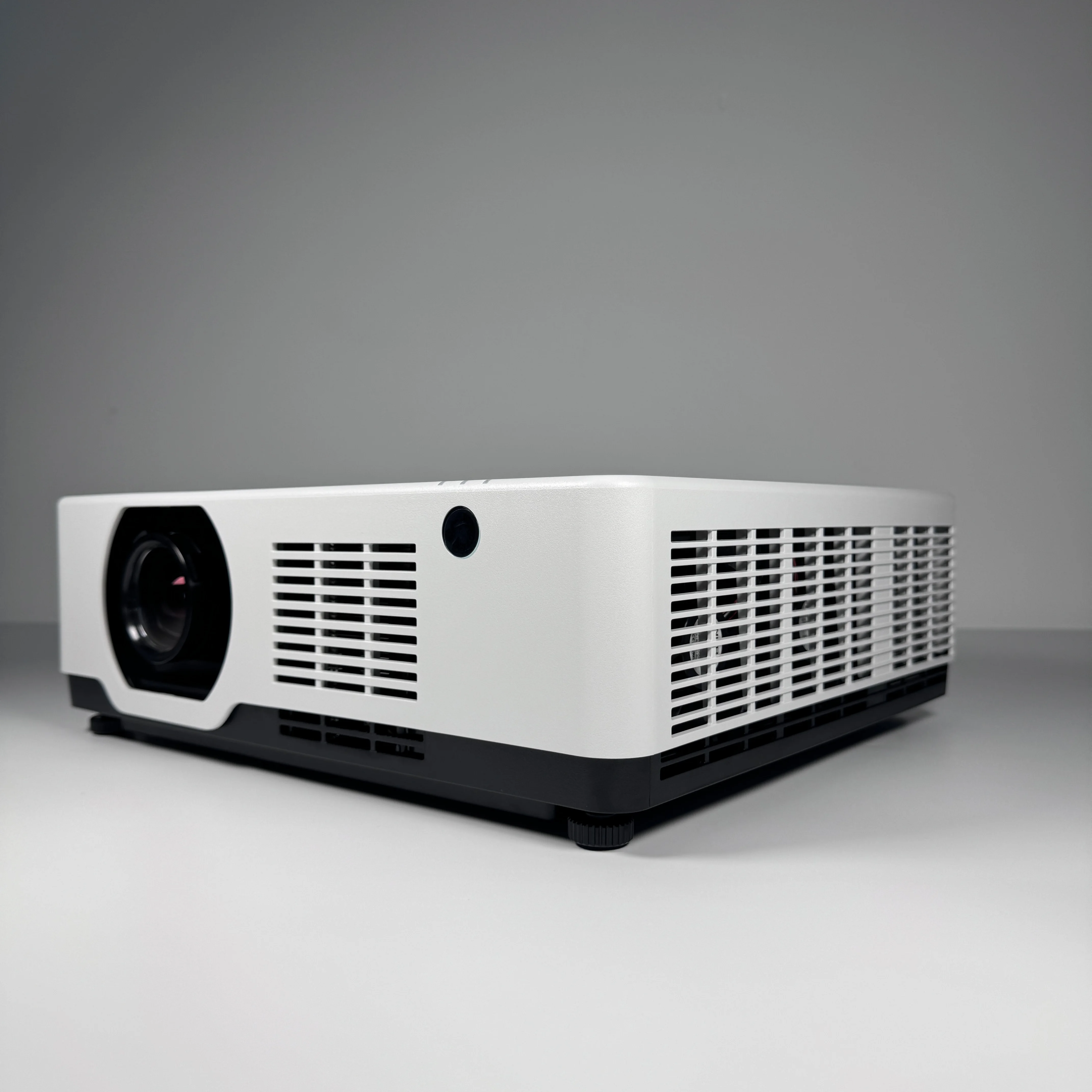 4K 6000 lumen  Projector with short throw ratio lens