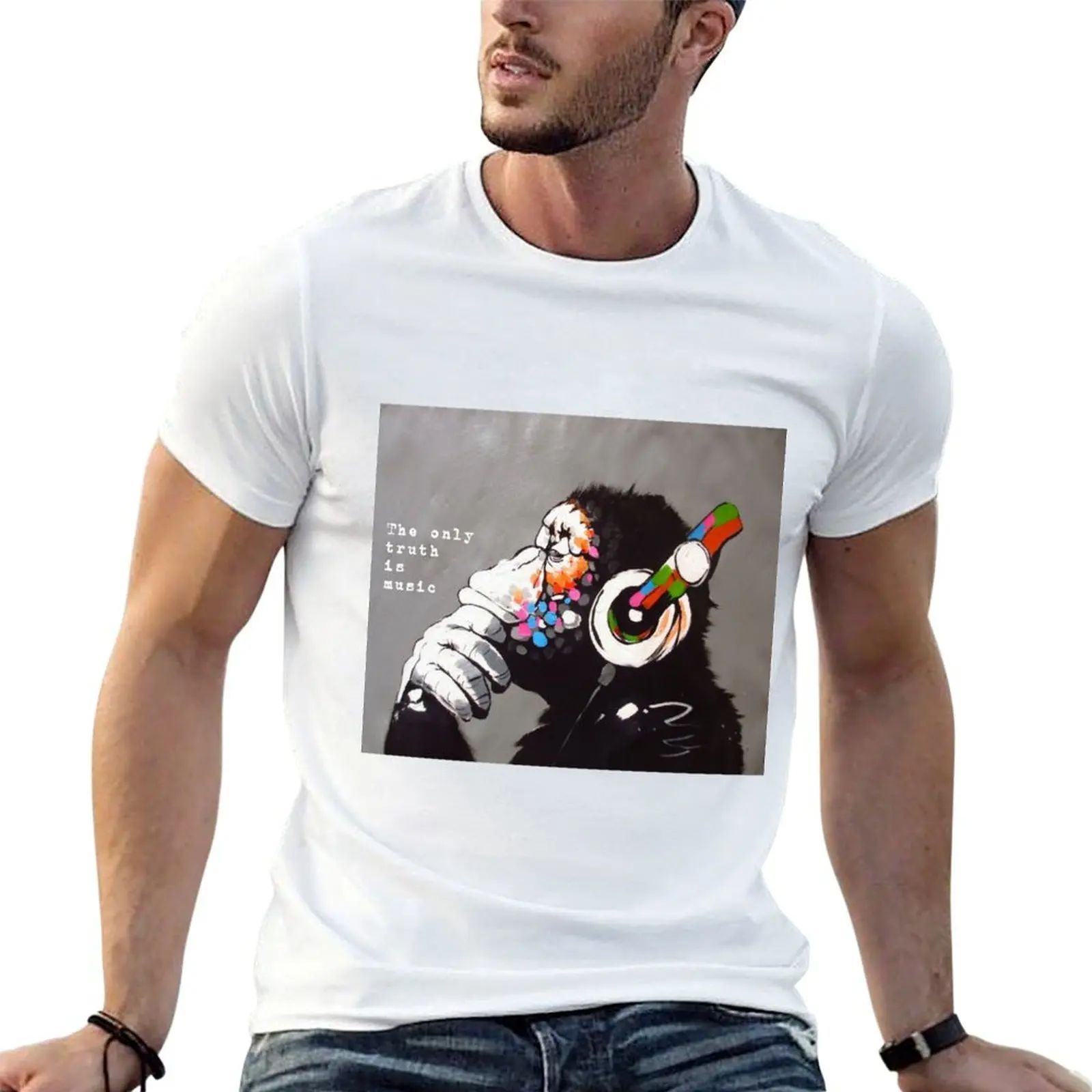 The Only Truth Is Music - T-shirt à col rond grande taille avec citation d'art et de musique de Banksy