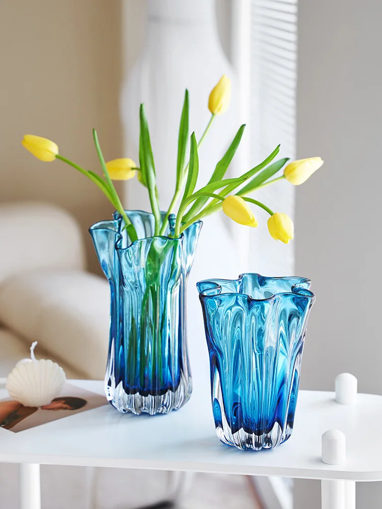 

Klein blue glass vases, glass ornaments, fresh flowers in the living room, water for the dining table, light luxury