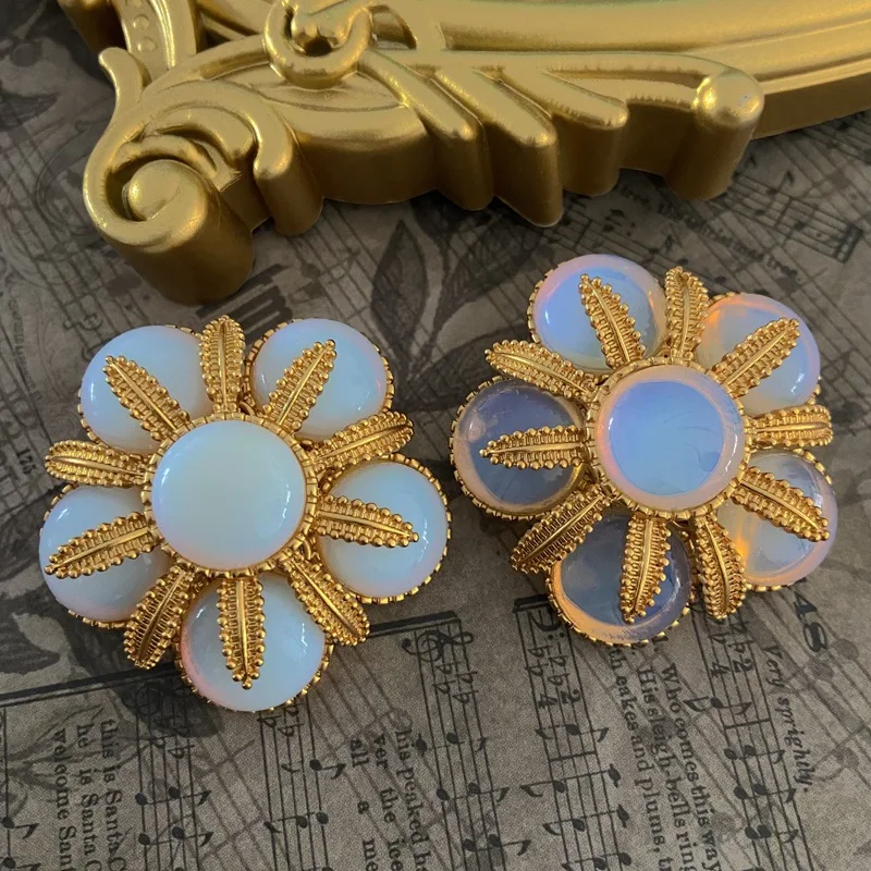 Original ancient style high-end protein patterned glass brooch, vintage vintage high-end retro flower brooch