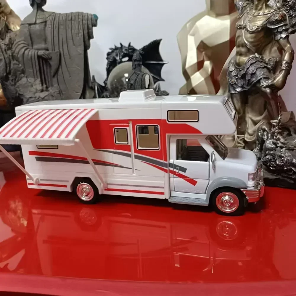 Camper Morto Home Coach Camper Van modelo Diecast con luz y sonido extraíble vehículo recreativo aleación coche muebles de juguete