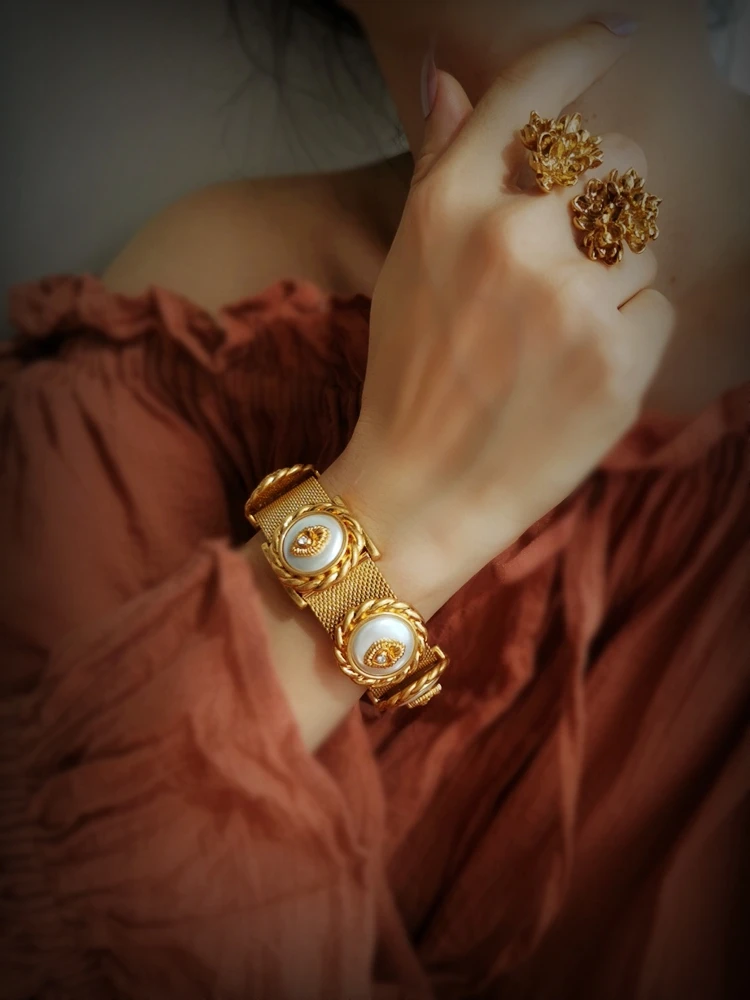 

Brass Retro Chunky Real Leather Eyes Charm Bracelet Women Men Lover Jewelry Designer T Show Runway Gown INS Japan Korean