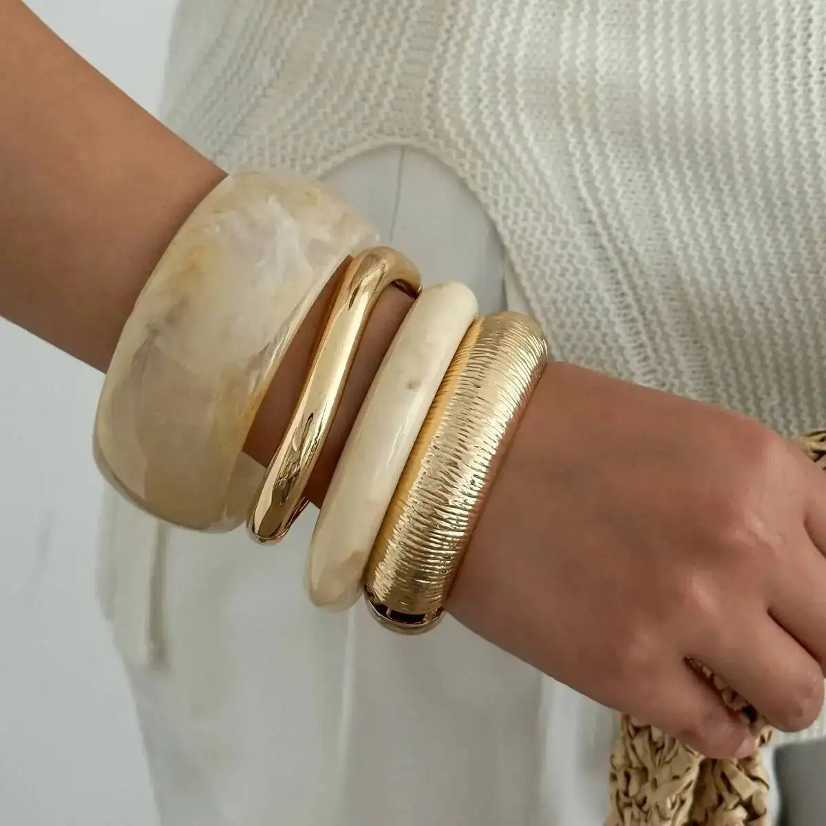 Lacteo Creative Elegant Stackable Off White Resin Acrylic Bangle Boho Unique Spring Metal Bracelet Daily Charm Jewelry Accessory