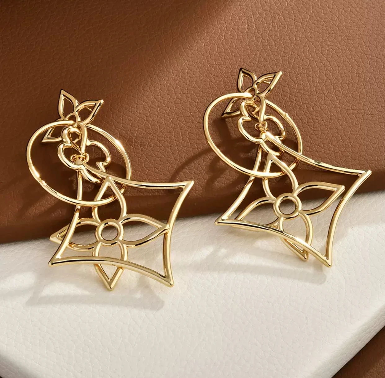 فاخر، راقي، مزاج مبالغ فيه، أشكال هندسية، أقراط مخرمة، شرابات نحيلة، أقراط رائجة البيع