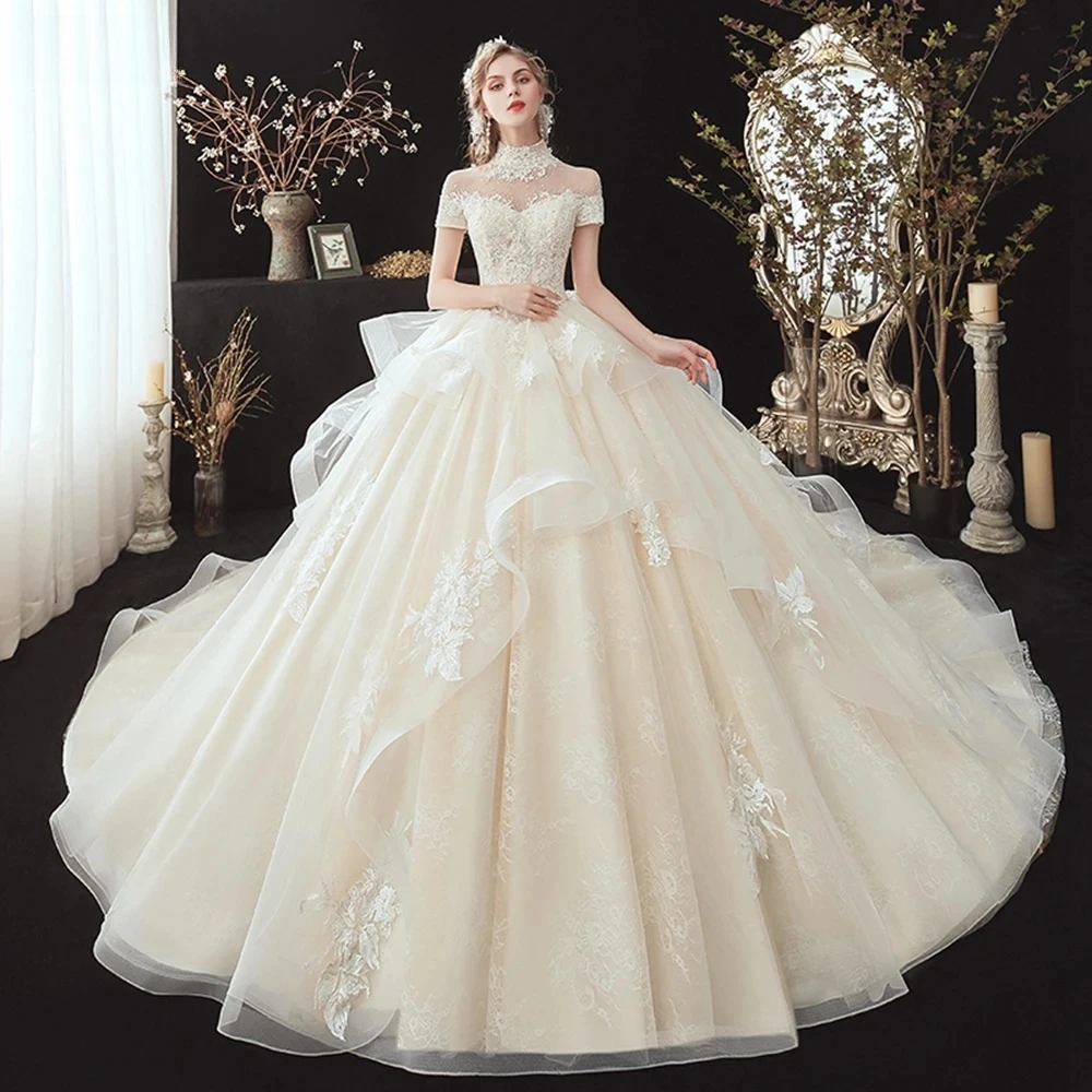 Exquisites Prinzessin-Ballkleid-Hochzeitskleid mit Stehkragen und kurzen Ärmeln, maßgeschneidertes Brautkleid mit Spitzenapplikationen und Perlen