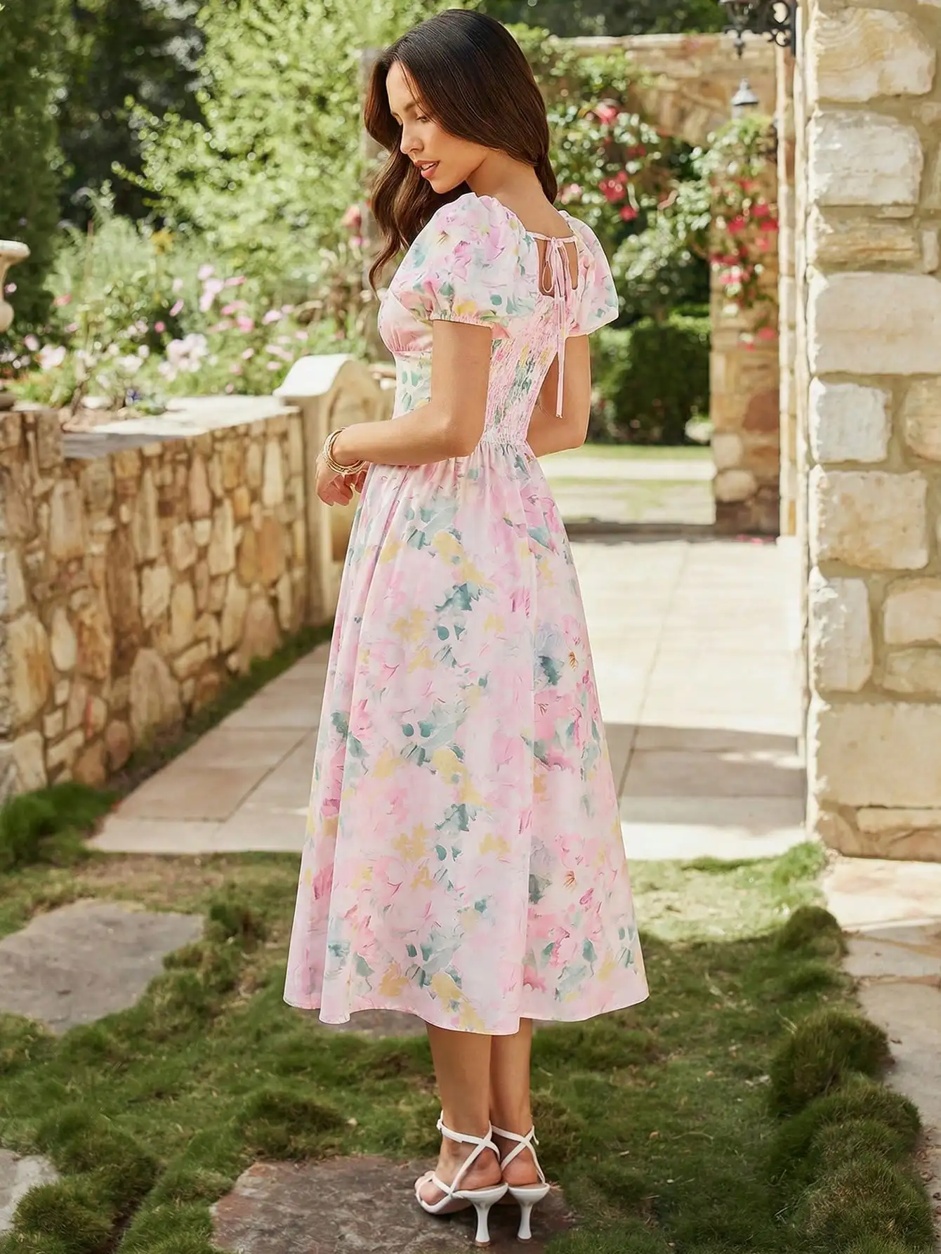 

Платье миди пастельно-розового цвета с акварельным цветочным принтом, завязками на спине и пышными рукавами, идеально подходит для весенне-летних вечеринок в саду