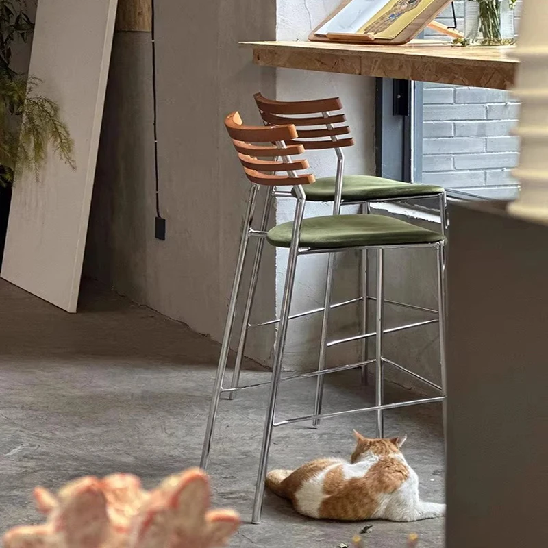 Деревянные минималистичные барные стулья, кремовый балкон, пластиковые барные стулья, дизайн, скандинавский шезлонг, уникальная мебель, профессиональная парикмахерская