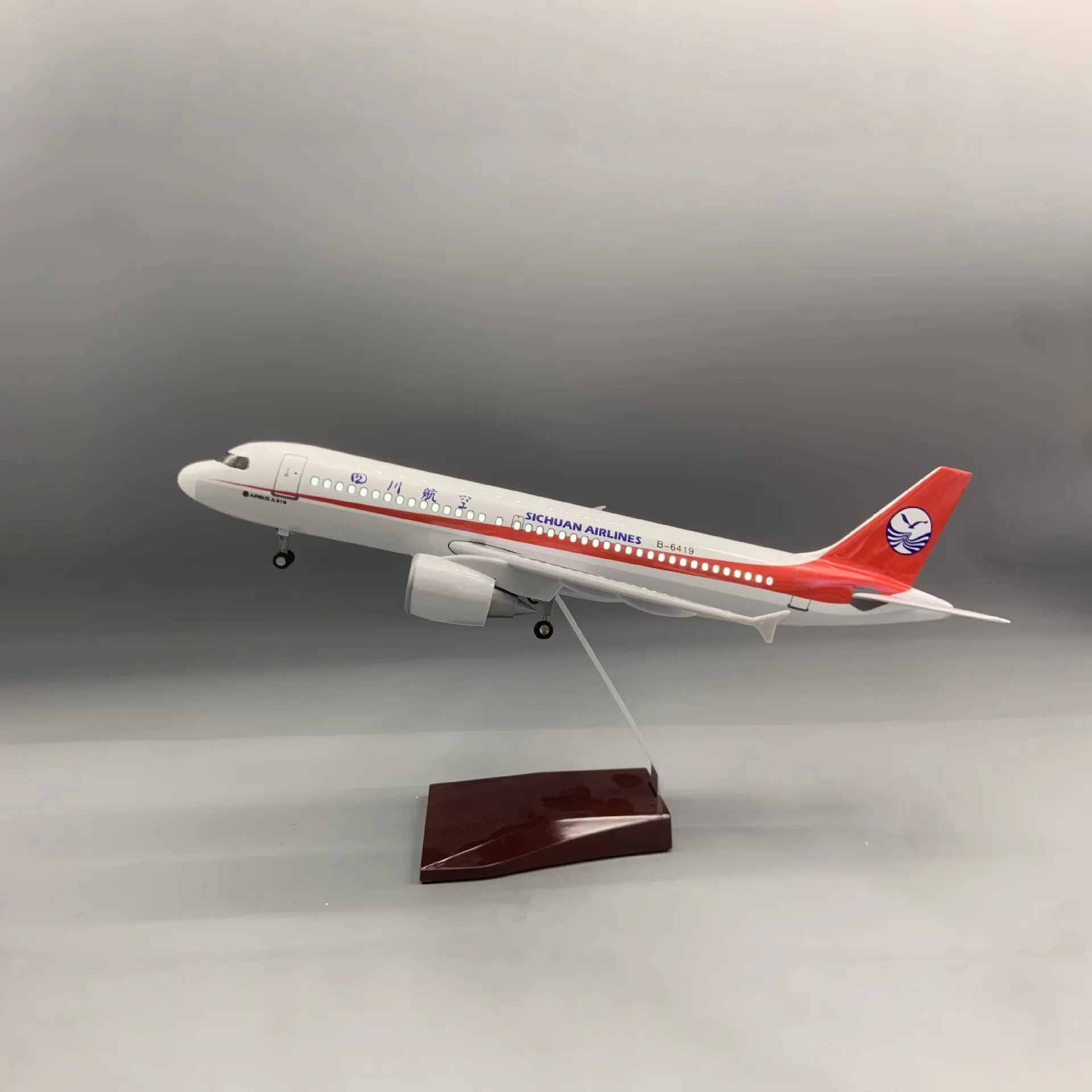 

Модель самолета 37 см, статическая, Airbus A319 A320 A330 A350, со светодиодной подсветкой, колесами, имитация самолета авиакомпании Sichuan Airlines, для коллекции