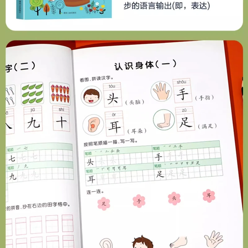 O professor recomenda exercícios pré-escolares para preparação de enrolamento de primeira série no livro didático de transição pré-escolar