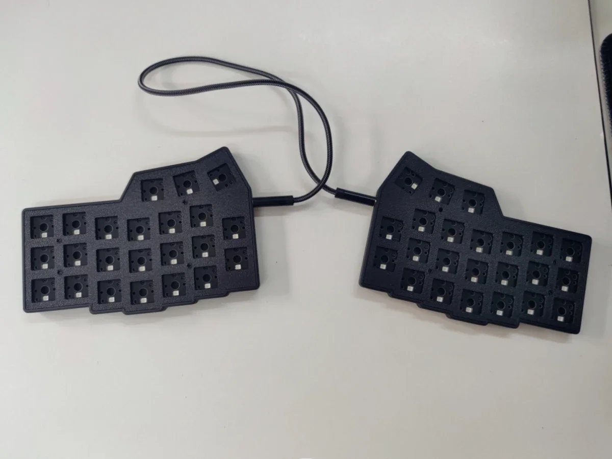 

Corne V4.1 Choc Low Profile Split Keyboard Kit Custom Wired Single-mode Split Horn Keyboard Compatible Choc v1/v2 Game Accessory